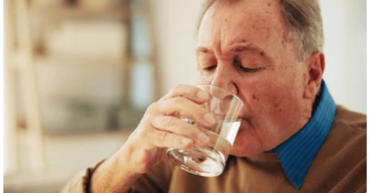 6 c&aacute;ch đơn giản gi&uacute;p đ&agrave;o thải acid uric, giảm nguy cơ gout- Ảnh 1.