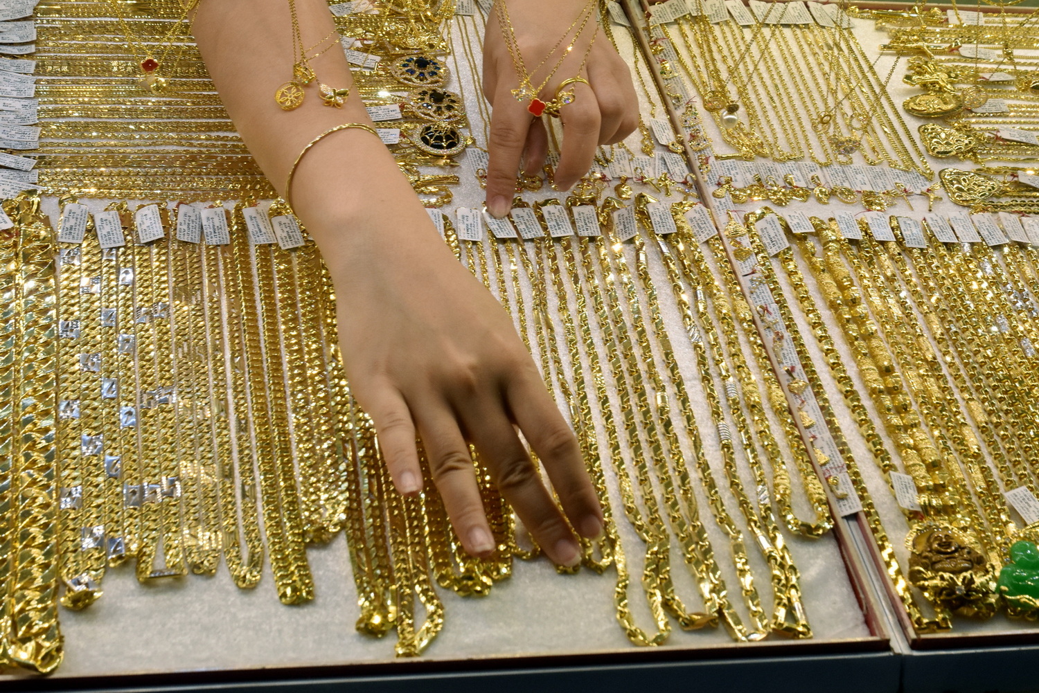 Trước ngày vía Thần Tài, giá vàng trong nước cao hơn thế giới tới 21 triệu đồng/lượng- Ảnh 1. Trước ngày vía Thần Tài, giá vàng trong nước cao hơn thế giới tới 21 triệu đồng/lượng- Ảnh 1.