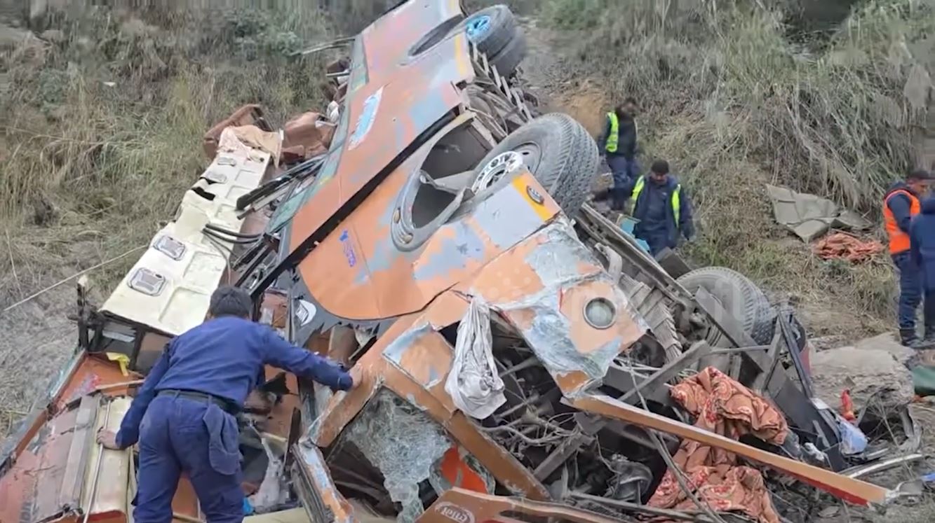 Xe bu&yacute;t chở 44 người lao xuống bờ s&ocirc;ng, 19 người tử vong- Ảnh 1.