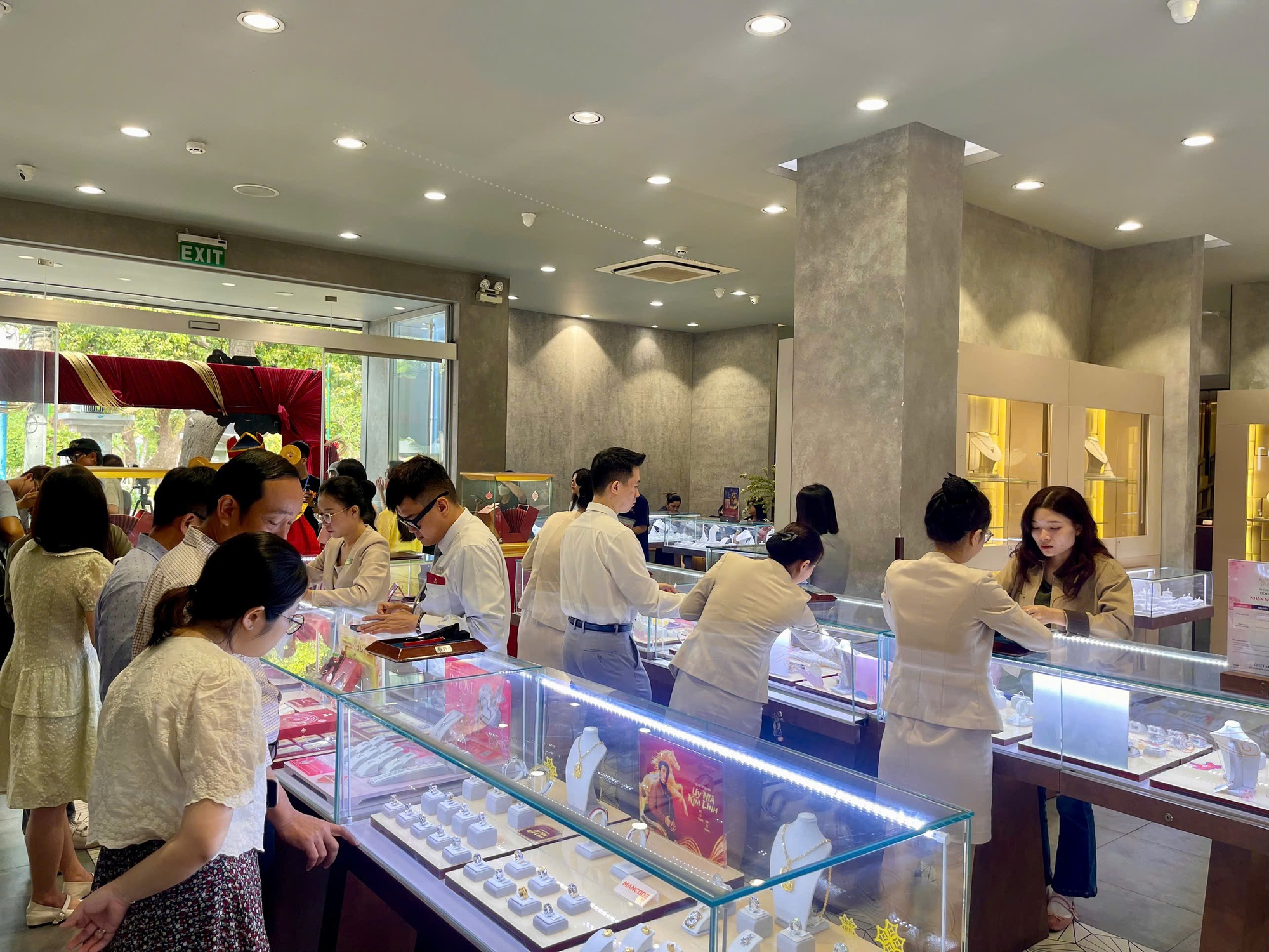 Không xếp hàng ngày vía Thần Tài, nhiều người chọn mua vàng theo cách này- Ảnh 3.