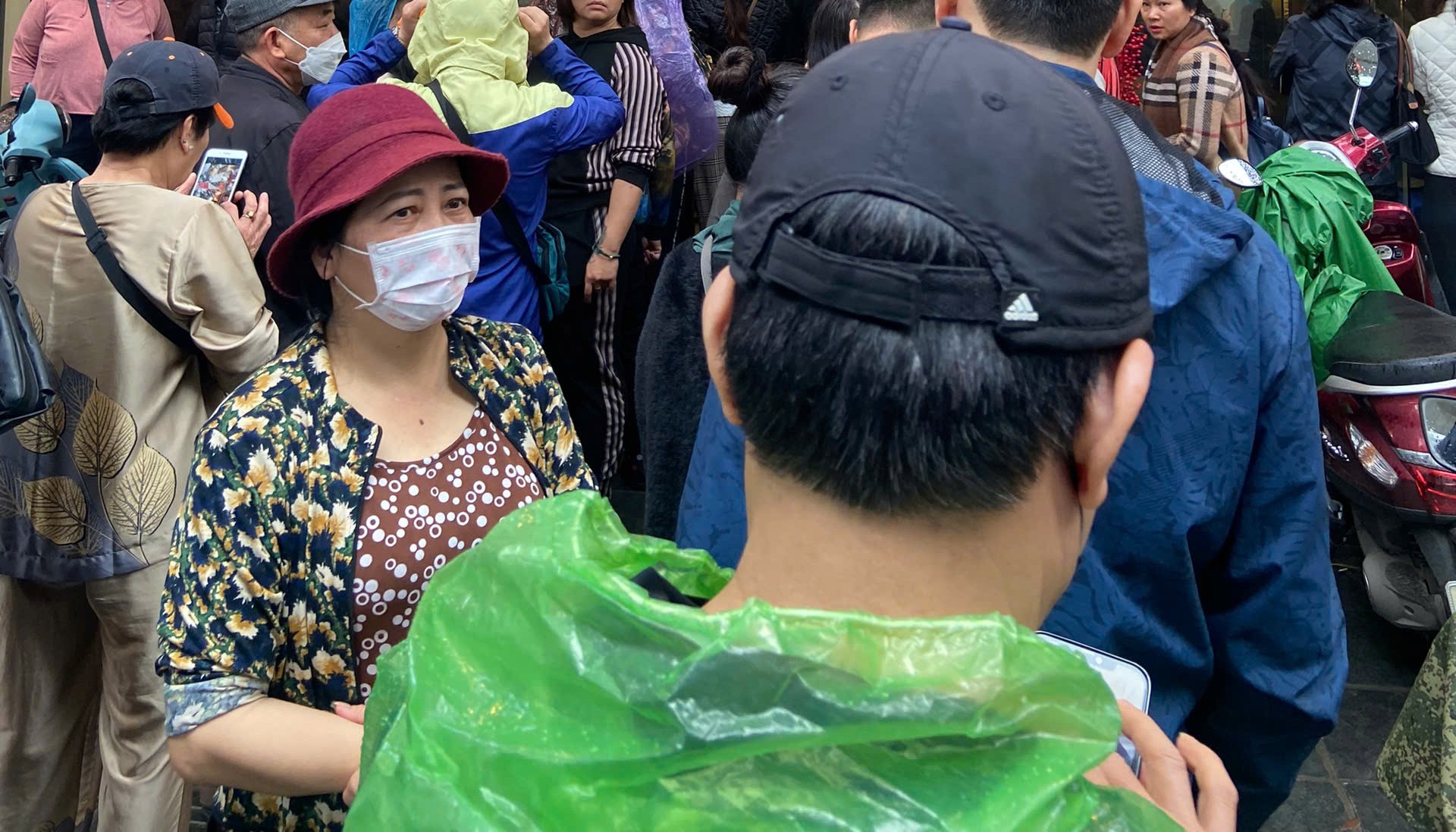 Mua vàng trước ngày Thần Tài: Khách được mua tối đa 10 cây vàng/lượt, tài xế xe ôm công nghệ tắt app đi xếp hàng thuê kiếm 80 nghìn/giờ- Ảnh 3. Mua vàng trước ngày Thần Tài: Khách được mua tối đa 10 cây vàng/lượt, tài xế xe ôm công nghệ tắt app đi xếp hàng thuê kiếm 80 nghìn/giờ- Ảnh 3.