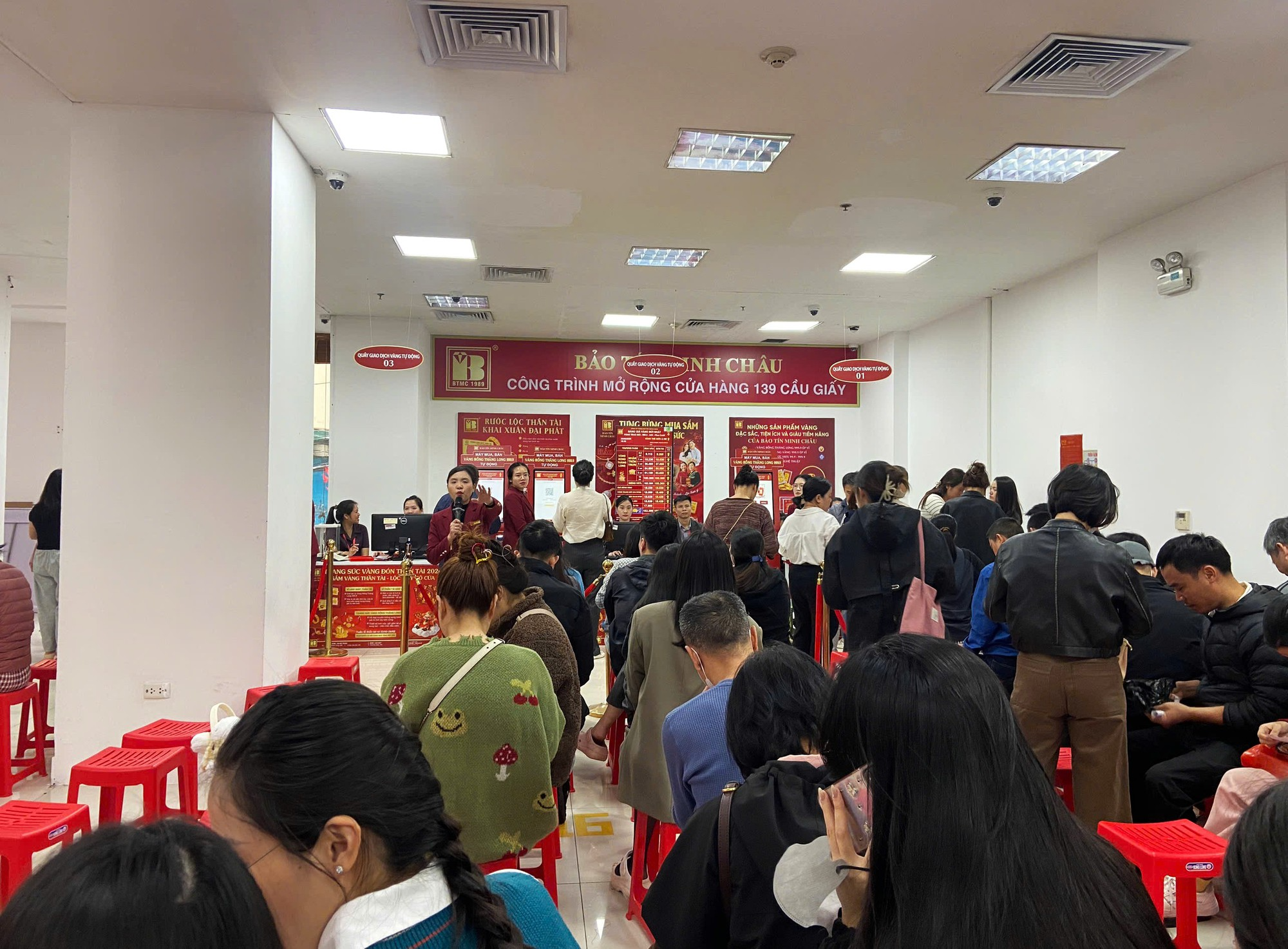 D&acirc;n c&ocirc;ng sở xếp h&agrave;ng mua v&agrave;ng ng&agrave;y v&iacute;a Thần T&agrave;i: Sự ổn định t&acirc;m l&yacute; khi c&oacute; v&agrave;ng ch&iacute;nh l&agrave; "t&agrave;i lộc"- Ảnh 4.