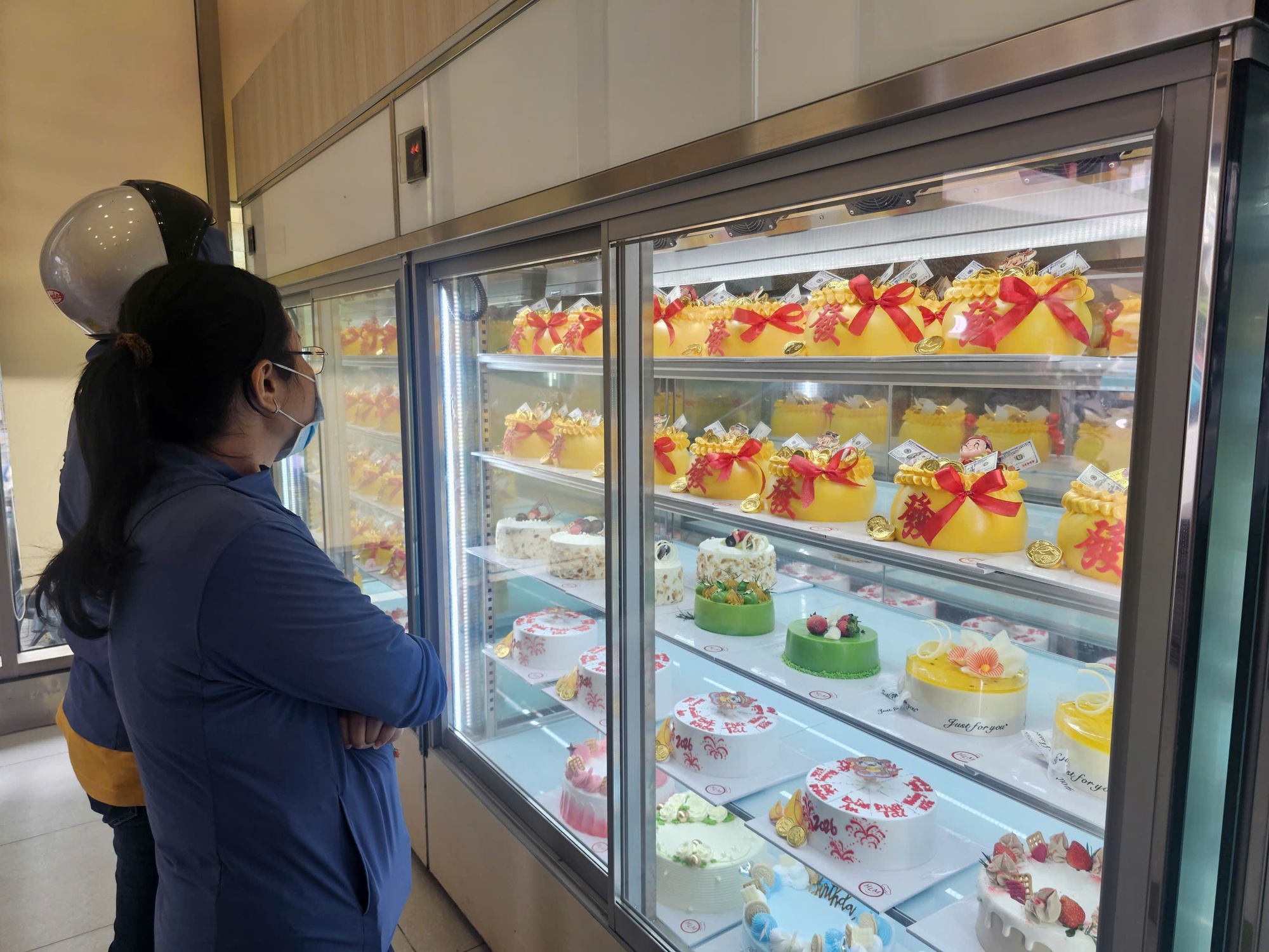 Ngoài vàng bạc, những mặt hàng nào đang “cháy hàng” dịp vía Thần Tài?- Ảnh 1. Ngoài vàng bạc, những mặt hàng nào đang “cháy hàng” dịp vía Thần Tài?- Ảnh 1.