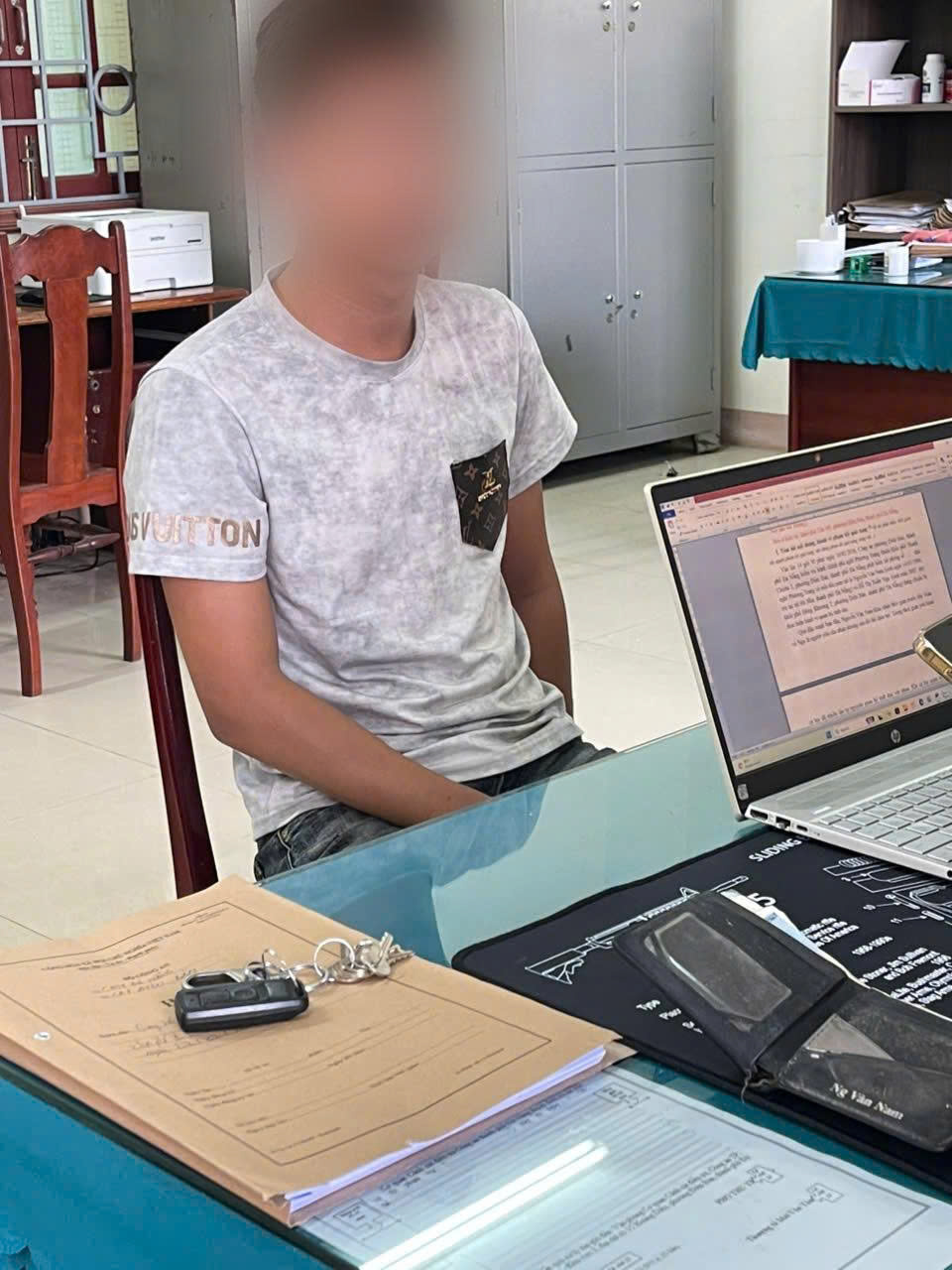 Bắt quả tang thanh niên sinh năm 2006 dùng clip nóng để cưỡng dâm người yêu cũ trong nhà nghỉ- Ảnh 1. Bắt quả tang thanh niên sinh năm 2006 dùng clip nóng để cưỡng dâm người yêu cũ trong nhà nghỉ- Ảnh 1.