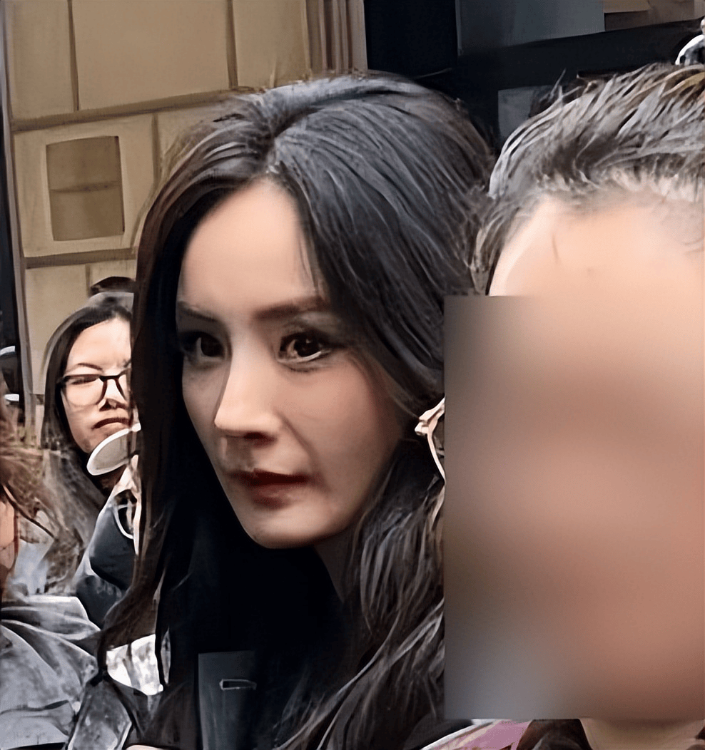 Đời khi kh&ocirc;ng c&oacute; filter: Dương Mịch lộ nhan sắc thật khi bị bắt gặp ở Milan- Ảnh 3.