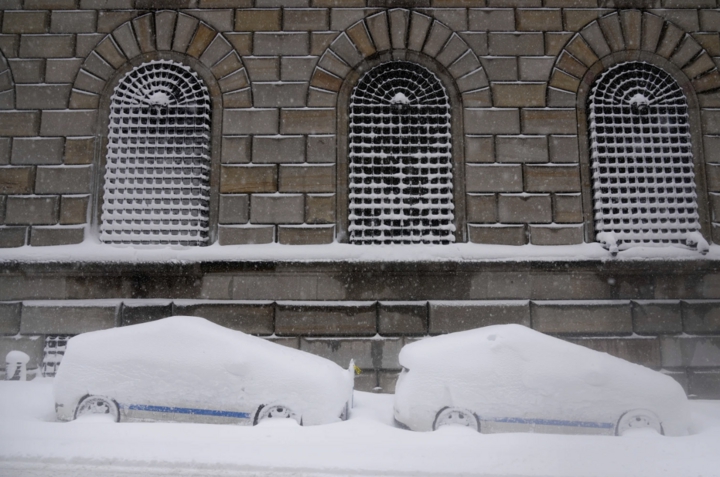 B&atilde;o tuyết 'qu&aacute;i vật' đổ xuống bờ Đ&ocirc;ng nước Mỹ, gi&oacute; giật 133km/h- Ảnh 1.