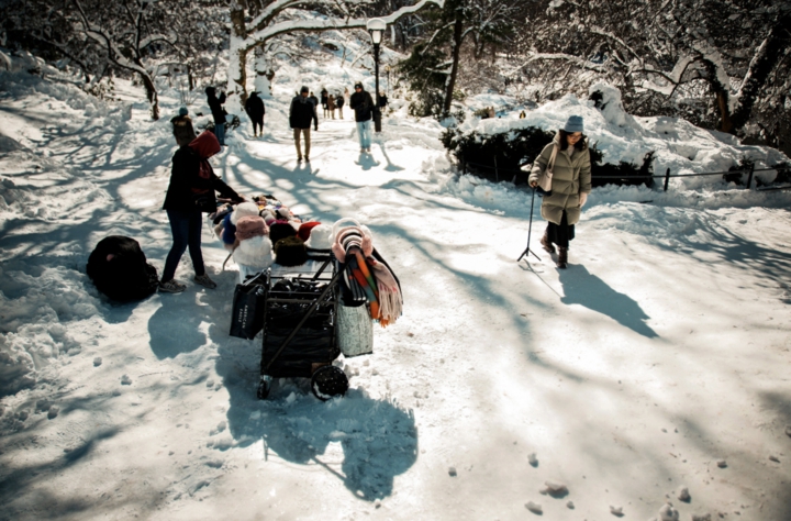 B&atilde;o tuyết 'qu&aacute;i vật' đổ xuống bờ Đ&ocirc;ng nước Mỹ, gi&oacute; giật 133km/h- Ảnh 9.