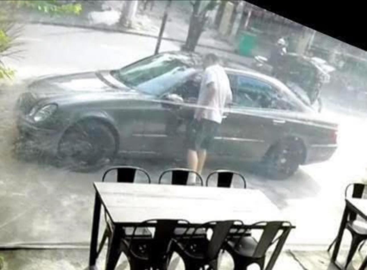 &Ocirc; t&ocirc; &ldquo;biến mất" trước hẻm nh&agrave;, camera ghi lại người nước ngo&agrave;i nghi vấn- Ảnh 1.