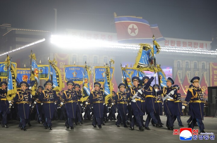 H&igrave;nh ảnh duyệt binh ho&agrave;nh tr&aacute;ng hiếm thấy của qu&acirc;n đội Triều Ti&ecirc;n- Ảnh 7.