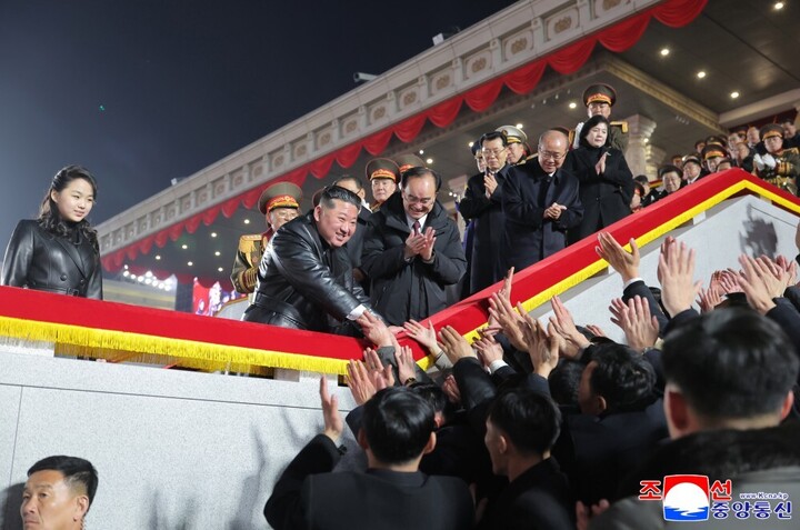 H&igrave;nh ảnh duyệt binh ho&agrave;nh tr&aacute;ng hiếm thấy của qu&acirc;n đội Triều Ti&ecirc;n- Ảnh 11.