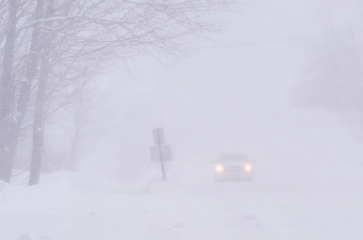 B&atilde;o tuyết 'qu&aacute;i vật' đổ xuống bờ Đ&ocirc;ng nước Mỹ, gi&oacute; giật 133km/h- Ảnh 2.