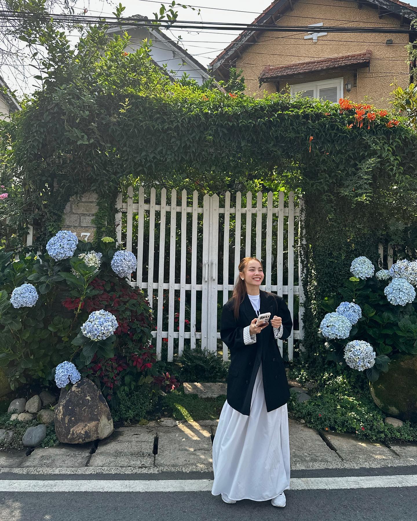 4 c&ocirc;ng thức trang phục m&agrave;u trung t&iacute;nh d&agrave;nh cho phụ nữ ngo&agrave;i 40 tuổi th&iacute;ch l&ecirc;n đồ đơn giản- Ảnh 3.