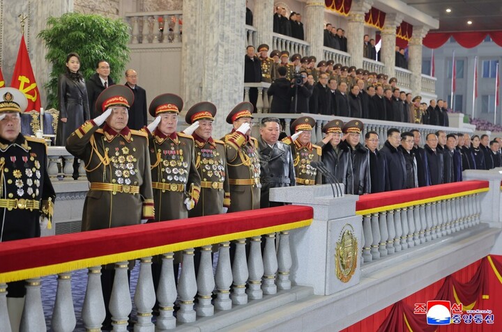 H&igrave;nh ảnh duyệt binh ho&agrave;nh tr&aacute;ng hiếm thấy của qu&acirc;n đội Triều Ti&ecirc;n- Ảnh 2.