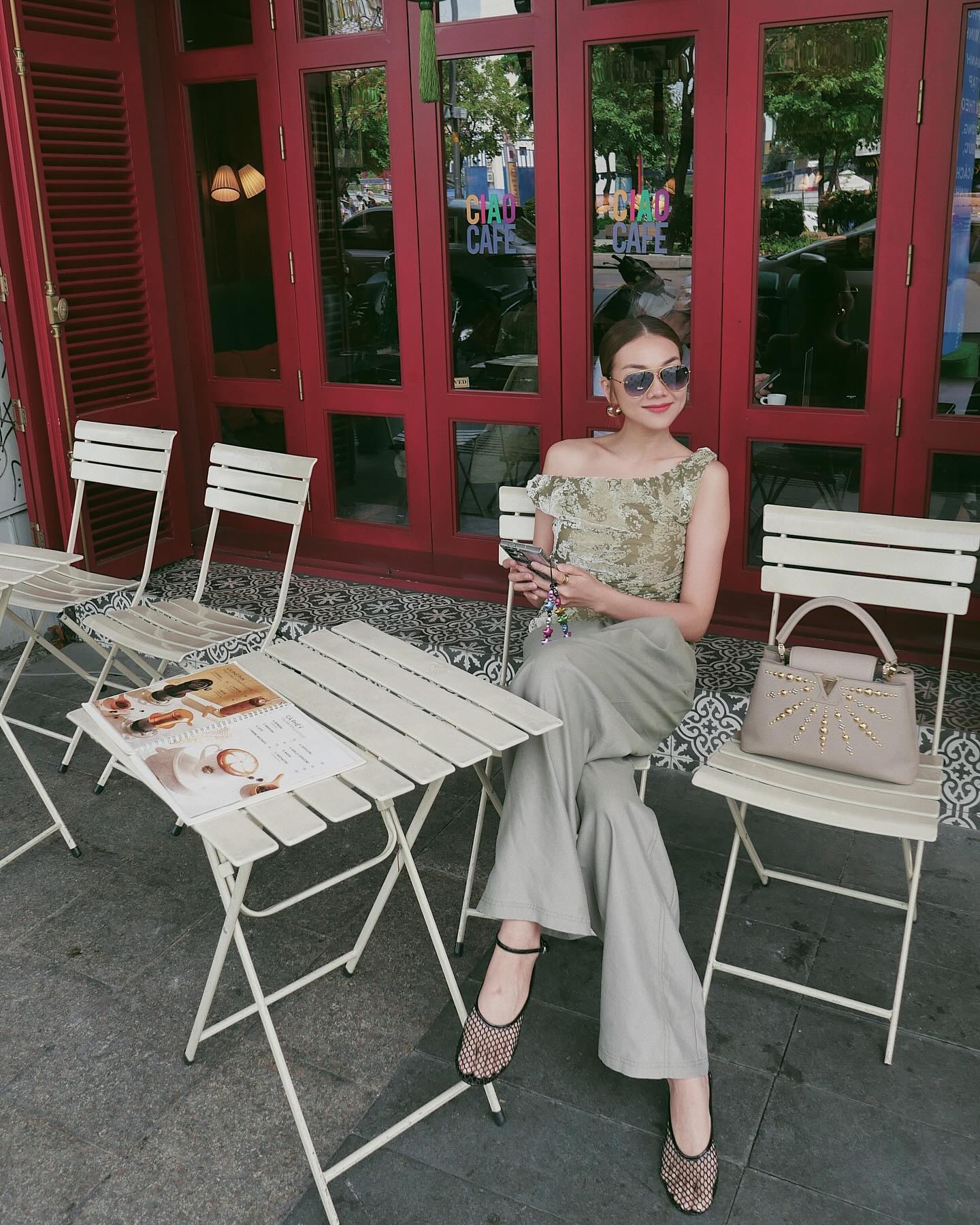 4 c&ocirc;ng thức trang phục m&agrave;u trung t&iacute;nh d&agrave;nh cho phụ nữ ngo&agrave;i 40 tuổi th&iacute;ch l&ecirc;n đồ đơn giản- Ảnh 5.