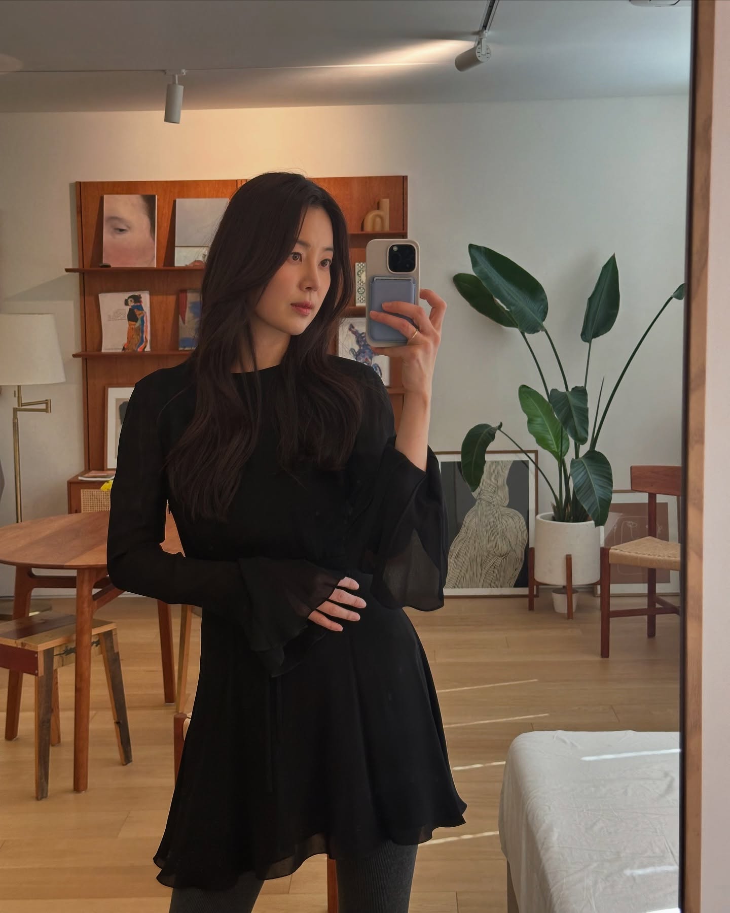 4 c&ocirc;ng thức trang phục m&agrave;u trung t&iacute;nh d&agrave;nh cho phụ nữ ngo&agrave;i 40 tuổi th&iacute;ch l&ecirc;n đồ đơn giản- Ảnh 8.