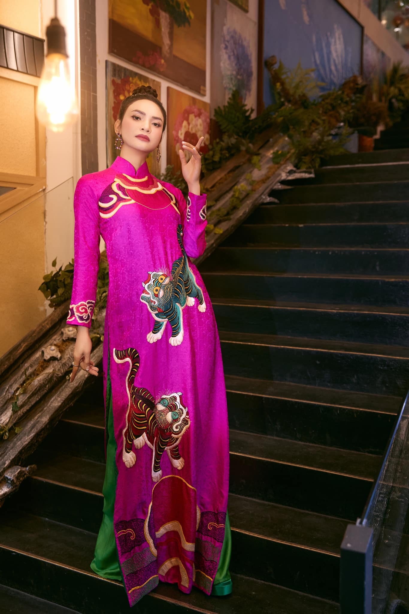 Nữ NSND trẻ nhất Việt Nam: Sống an nh&agrave;n trong biệt phủ 8000m&sup2;, được tạo điều kiện đi diễn cả nước- Ảnh 3.