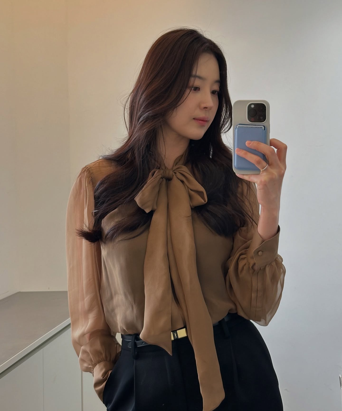 4 c&ocirc;ng thức trang phục m&agrave;u trung t&iacute;nh d&agrave;nh cho phụ nữ ngo&agrave;i 40 tuổi th&iacute;ch l&ecirc;n đồ đơn giản- Ảnh 4.