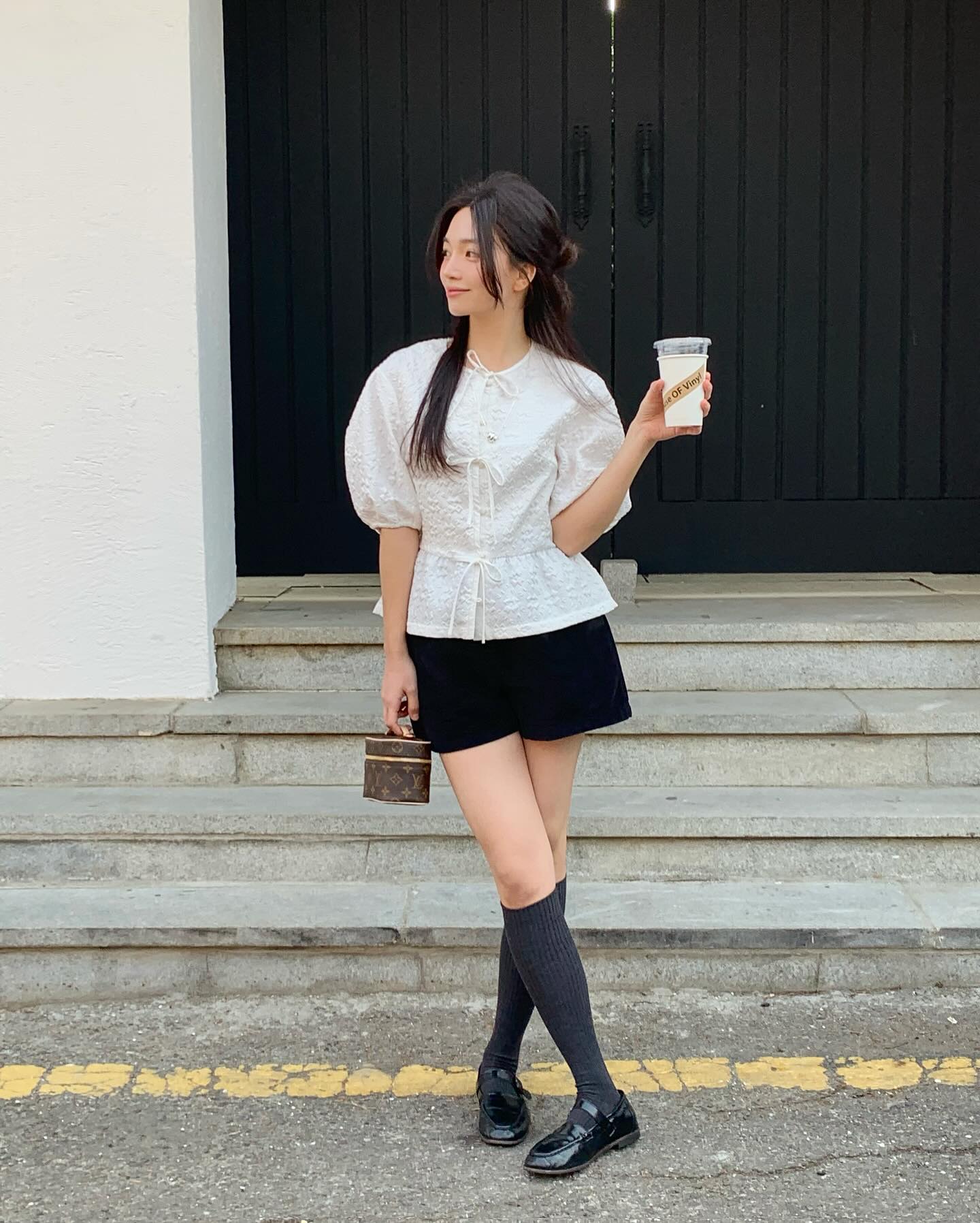 Sự trở lại của một mẫu &aacute;o c&ocirc;ng sở: Mặc l&ecirc;n sang chảnh cả set đồ, sang tới m&ugrave;a thu mặc vẫn đẹp- Ảnh 2.