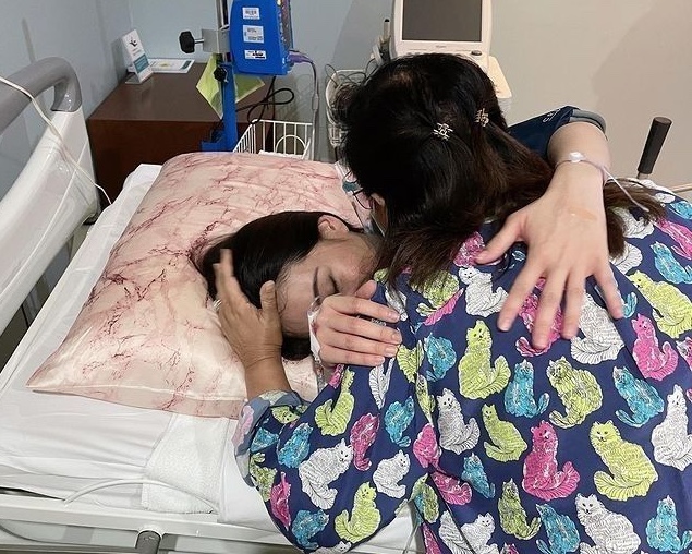 V&ocirc; t&igrave;nh ph&aacute;t hiện ung thư giai đoạn cuối khi chăm con ở viện, người phụ nữ sốc nặng: "Sao khối u nhỏ thế?"- Ảnh 1.