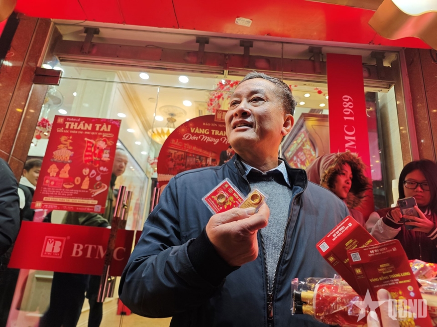 Ch&acirc;n dung cụ &ocirc;ng 70 tuổi ở H&agrave; Nội trở th&agrave;nh "th&aacute;nh giữ chuỗi" mua v&agrave;ng Thần T&agrave;i suốt 14 năm- Ảnh 2.