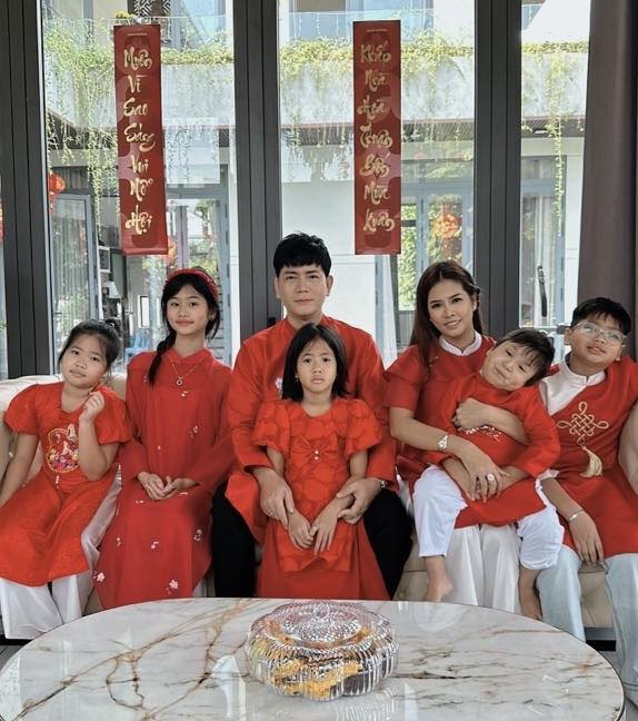 Ca sĩ được vợ tặng tượng Thần T&agrave;i bằng v&agrave;ng: 1 vợ 5 con, ch&aacute;n biệt thự 1.200 m2 liền x&acirc;y nh&agrave; phố 5 tầng- Ảnh 3.