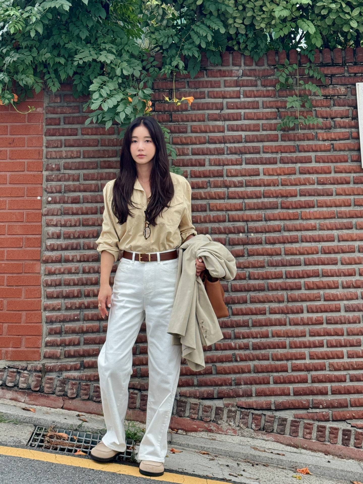 4 c&ocirc;ng thức trang phục m&agrave;u trung t&iacute;nh d&agrave;nh cho phụ nữ ngo&agrave;i 40 tuổi th&iacute;ch l&ecirc;n đồ đơn giản- Ảnh 7.