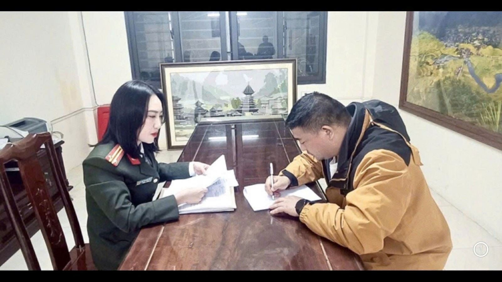 Xuất hiện nh&oacute;m người nước ngo&agrave;i đến Việt Nam chụp ảnh căn cước, qu&eacute;t nhận diện khu&ocirc;n mặt: C&ocirc;ng an ph&aacute;t cảnh b&aacute;o n&oacute;ng tới người d&acirc;n- Ảnh 1.