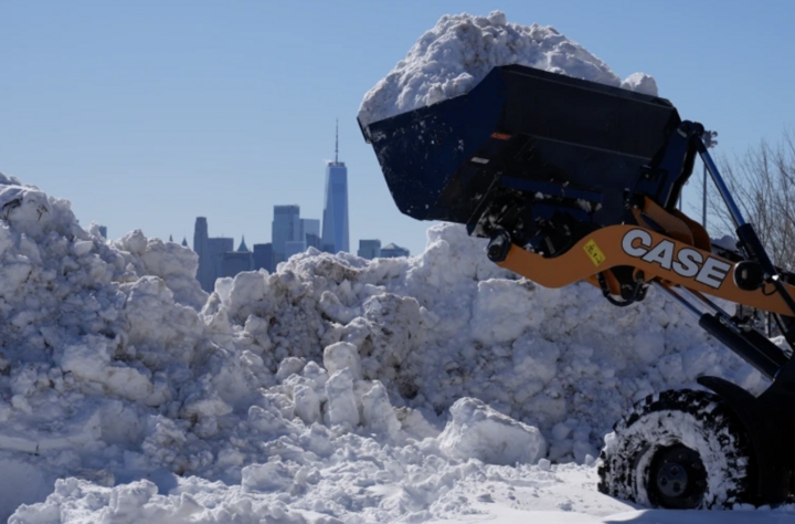 B&atilde;o tuyết 'qu&aacute;i vật' đổ xuống bờ Đ&ocirc;ng nước Mỹ, gi&oacute; giật 133km/h- Ảnh 5.