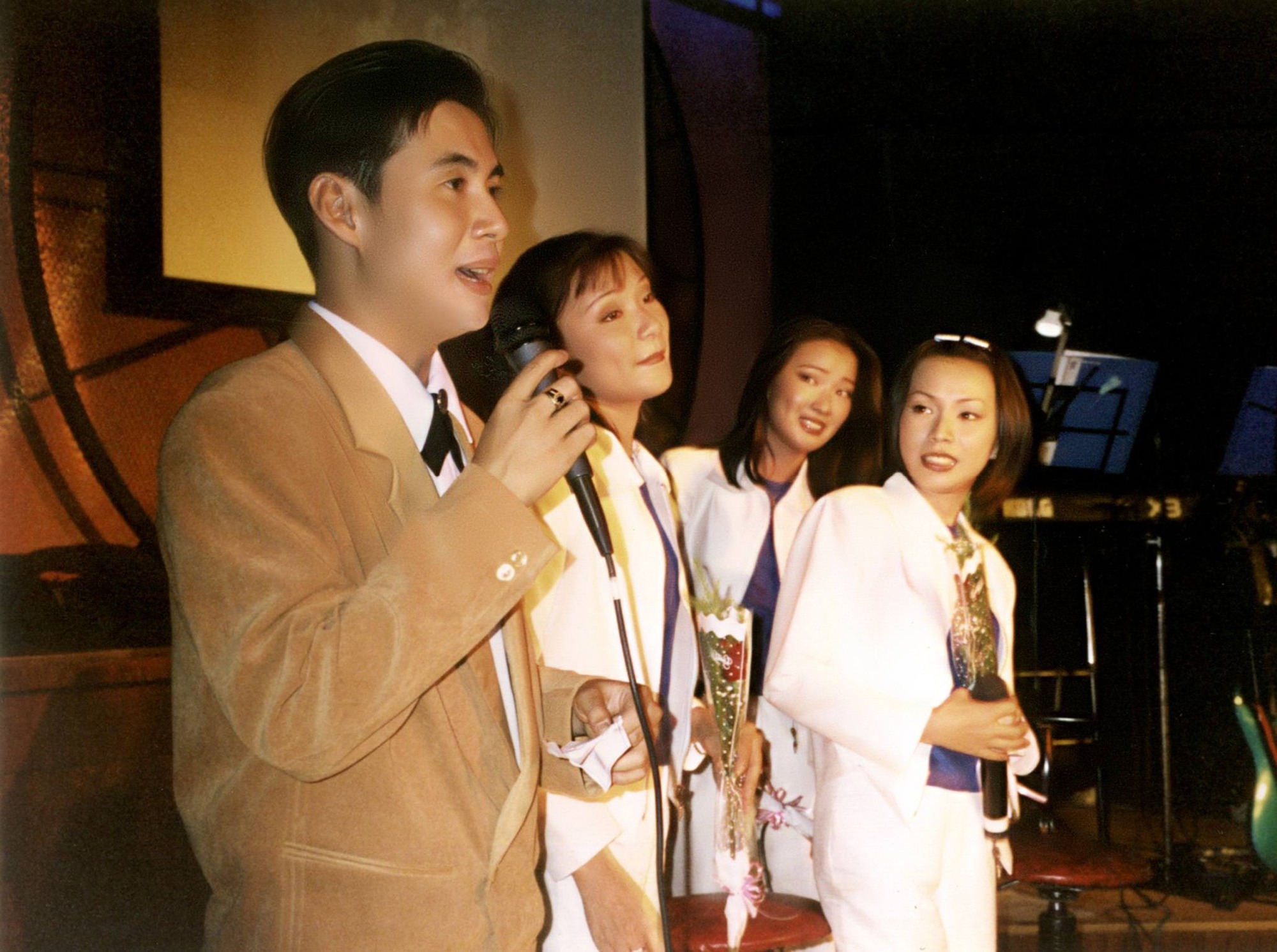 Nam ca sĩ Vbiz chạy 12 show/ng&agrave;y mua được 4 c&acirc;y v&agrave;ng, sống trong biệt thự gi&aacute; "2000 c&acirc;y v&agrave;ng"- Ảnh 1.