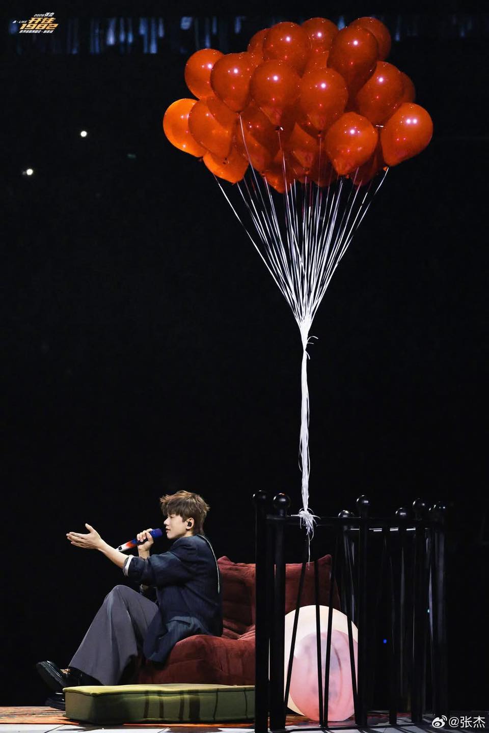 Nam ca sĩ tặng fan đến xem concert 6 chỉ v&agrave;ng- Ảnh 1.