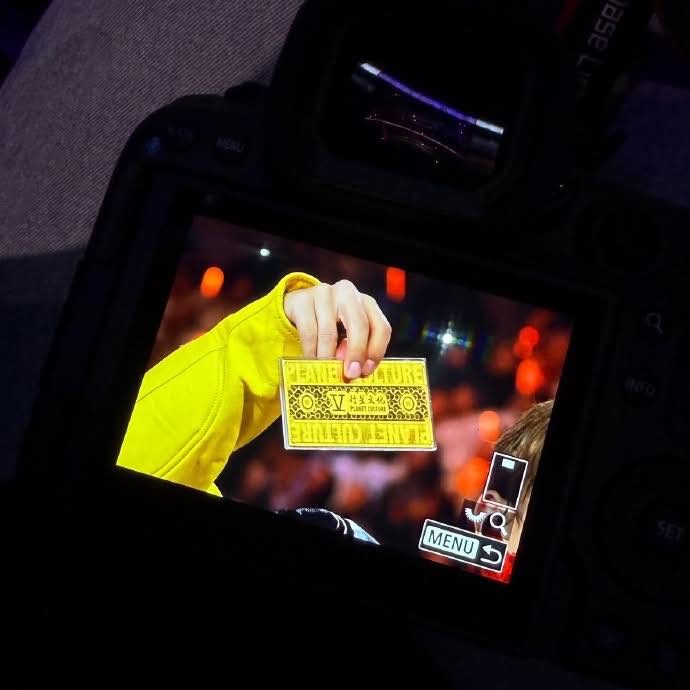 Nam ca sĩ tặng fan đến xem concert 6 chỉ v&agrave;ng- Ảnh 4.