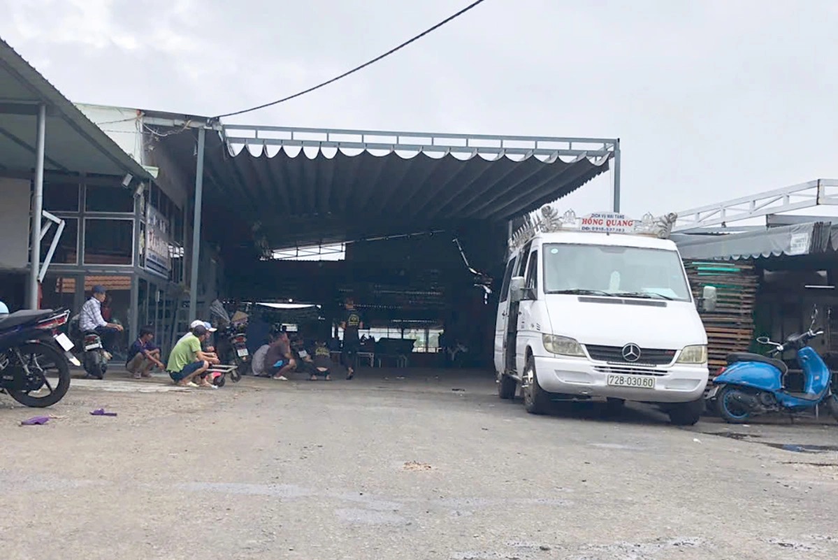 1 người nằm bất động bên cạnh 2 nạn nhân bị thương sau tiếng nổ lớn ở TP.HCM- Ảnh 1. 1 người nằm bất động bên cạnh 2 nạn nhân bị thương sau tiếng nổ lớn ở TP.HCM- Ảnh 1.