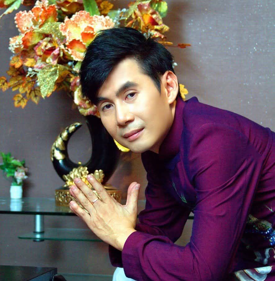 Nam ca sĩ Vbiz chạy 12 show/ng&agrave;y mua được 4 c&acirc;y v&agrave;ng, sống trong biệt thự gi&aacute; "2000 c&acirc;y v&agrave;ng"- Ảnh 2.