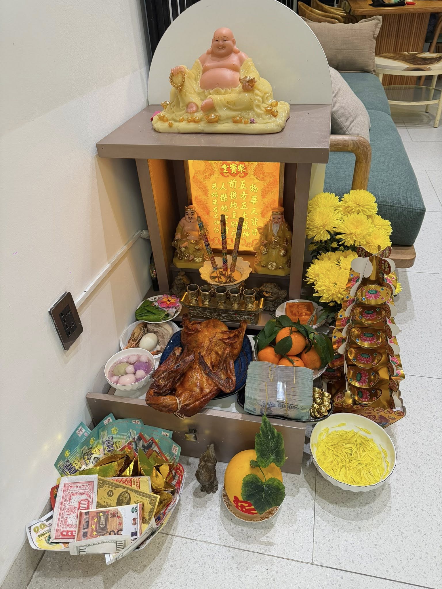 Showbiz Việt ng&agrave;y V&iacute;a Thần t&agrave;i: Lan Ngọc tặng v&agrave;ng, 1 sao nữ d&acirc;ng m&acirc;m c&uacute;ng to&agrave;n tiền v&agrave;ng g&acirc;y cho&aacute;ng! - Ảnh 7.