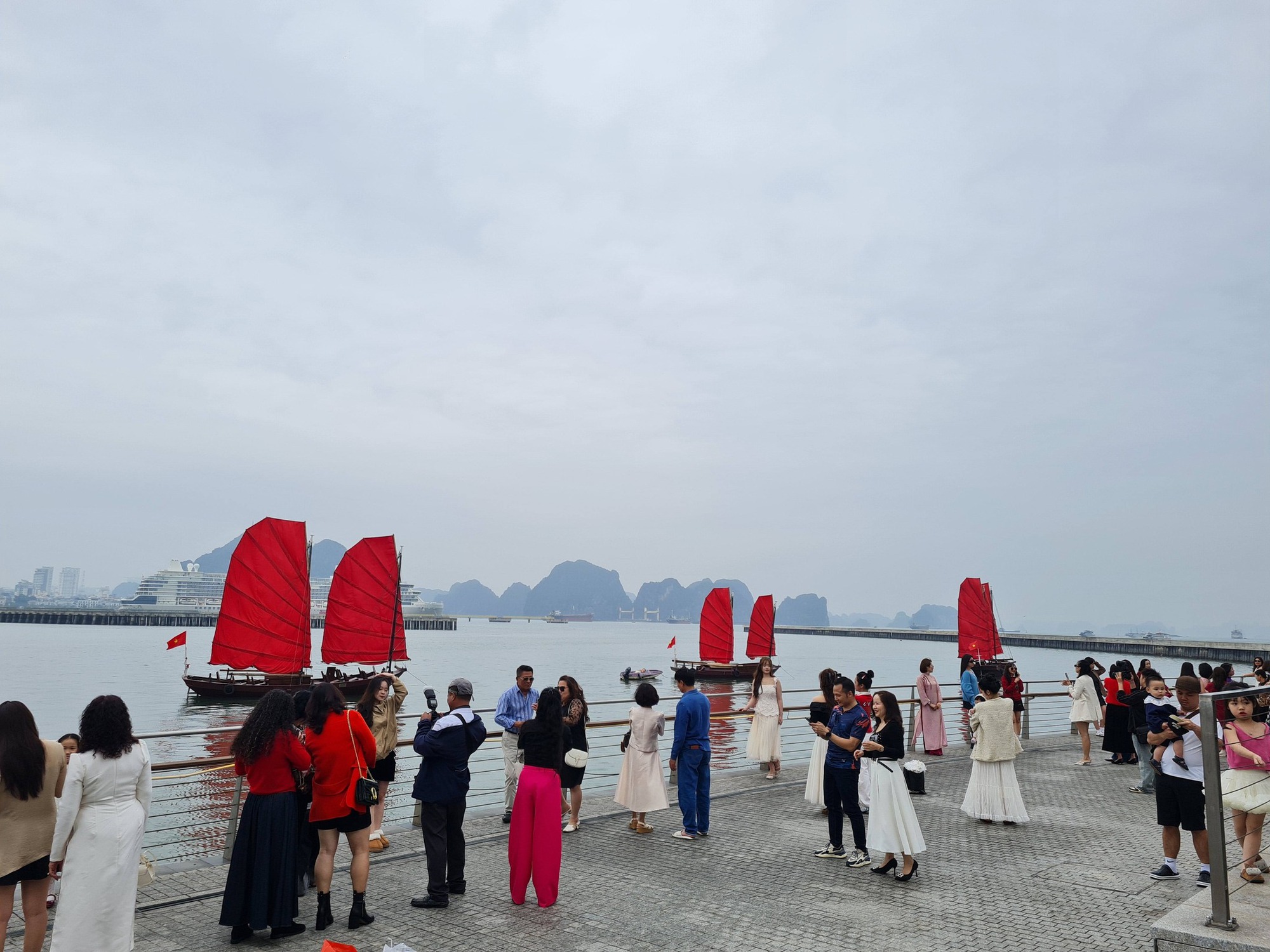 Ch&iacute;nh thức: Tạm dừng hoạt động của thuyền buồm đỏ ven bờ vịnh Hạ Long, l&yacute; do l&agrave; g&igrave;?- Ảnh 1.