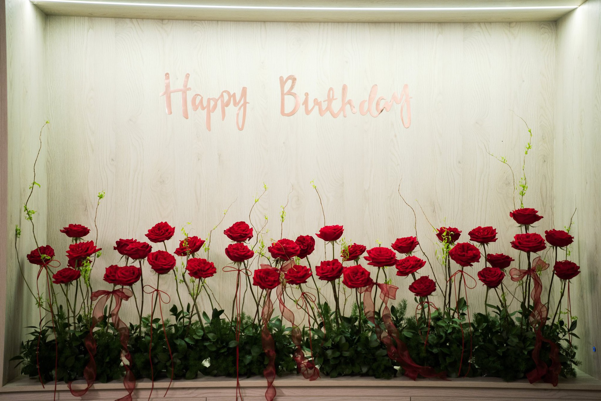 Chồng hơn 17 tuổi l&agrave;m g&igrave; m&agrave; khiến Hoa hậu Kh&aacute;nh V&acirc;n bật kh&oacute;c?- Ảnh 2.