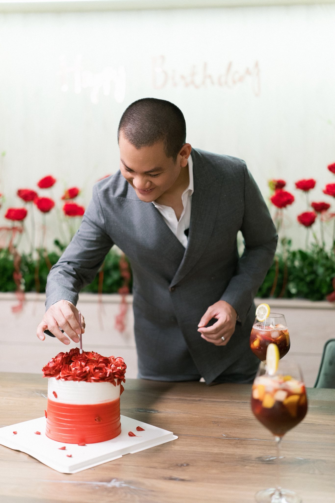 Chồng hơn 17 tuổi l&agrave;m g&igrave; m&agrave; khiến Hoa hậu Kh&aacute;nh V&acirc;n bật kh&oacute;c?- Ảnh 1.