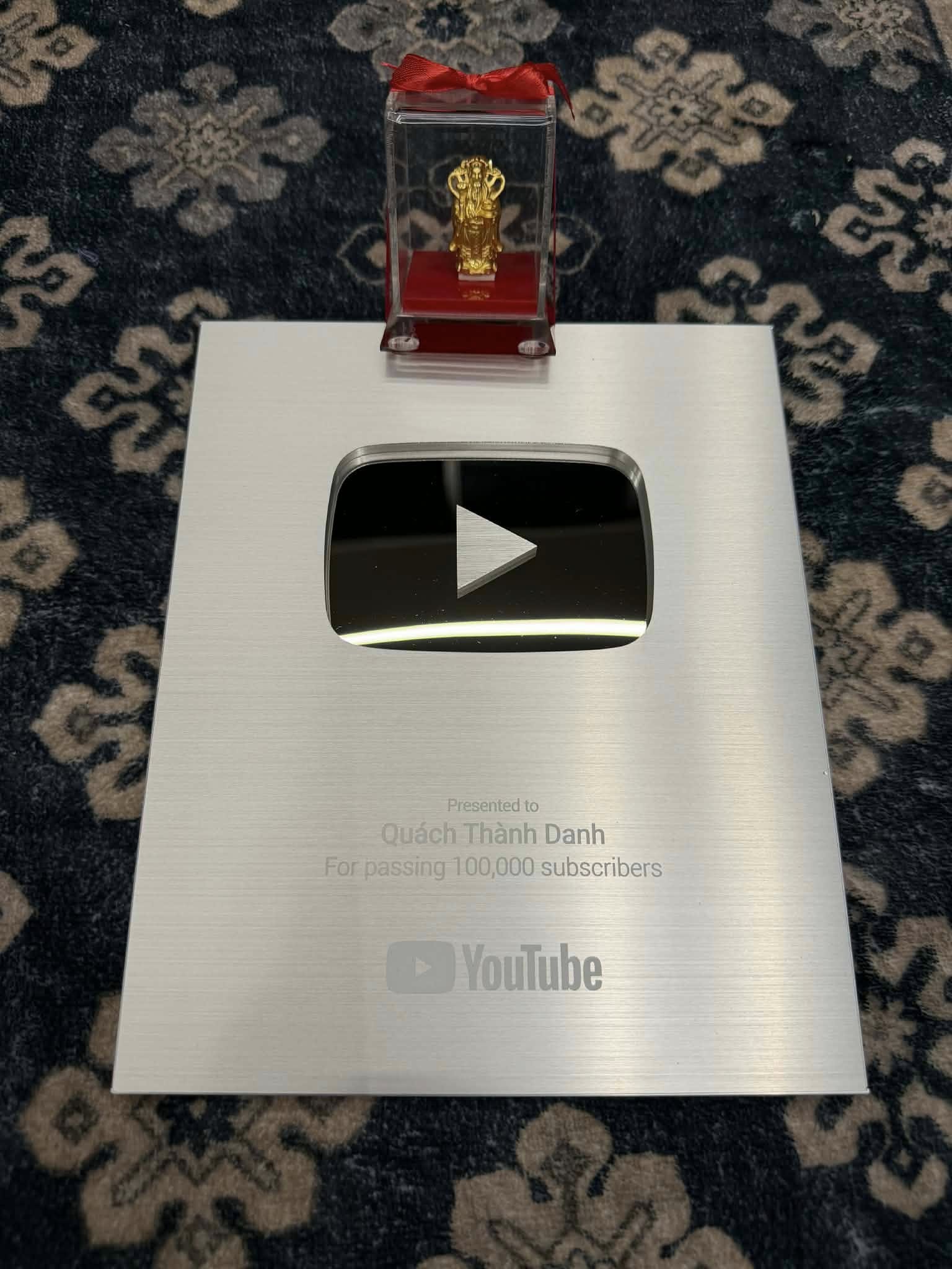 Ca sĩ được vợ tặng tượng Thần T&agrave;i bằng v&agrave;ng: 1 vợ 5 con, ch&aacute;n biệt thự 1.200 m2 liền x&acirc;y nh&agrave; phố 5 tầng- Ảnh 1.