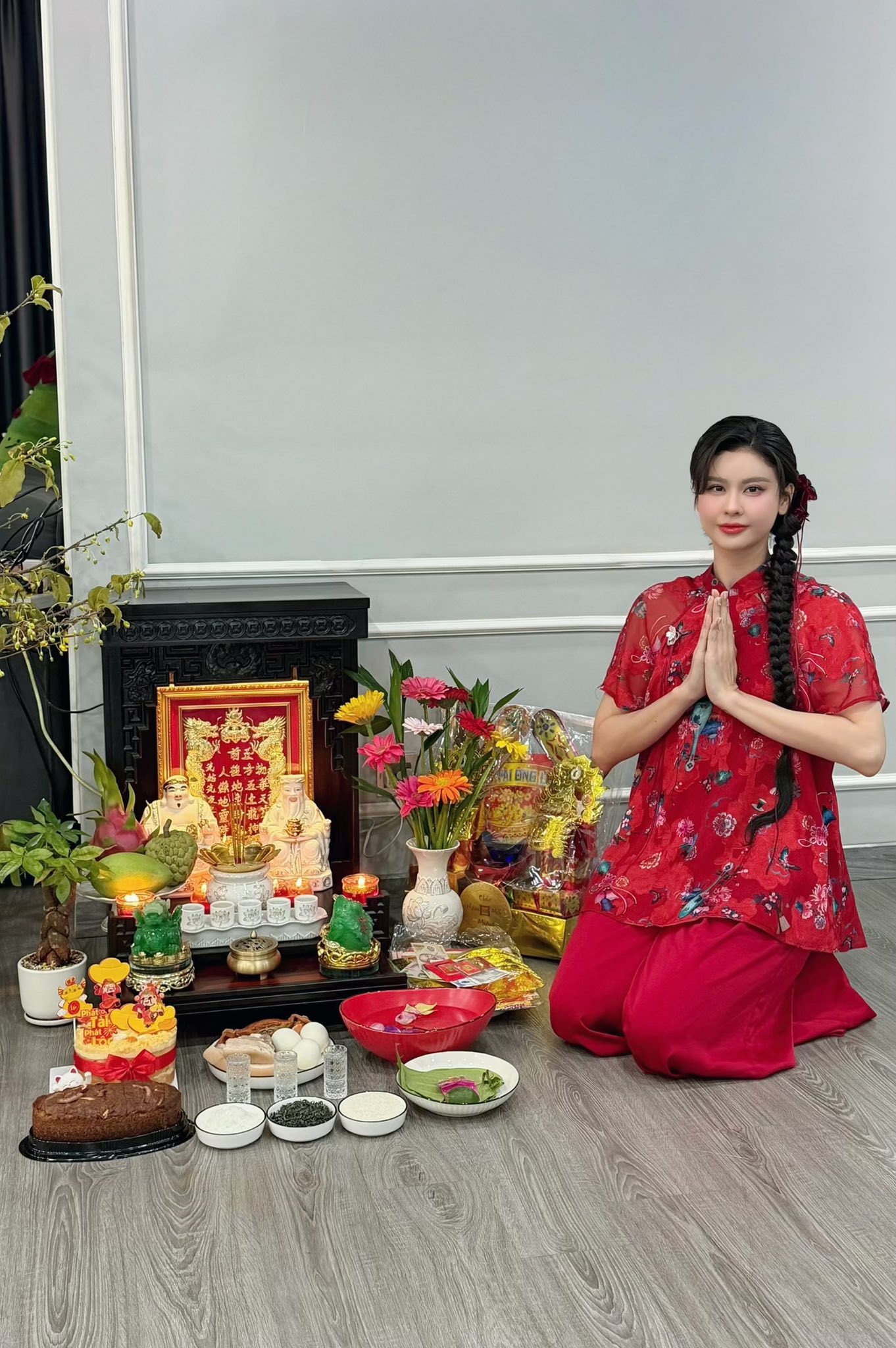 Showbiz Việt ng&agrave;y V&iacute;a Thần t&agrave;i: Lan Ngọc tặng v&agrave;ng, 1 sao nữ d&acirc;ng m&acirc;m c&uacute;ng to&agrave;n tiền v&agrave;ng g&acirc;y cho&aacute;ng! - Ảnh 2.