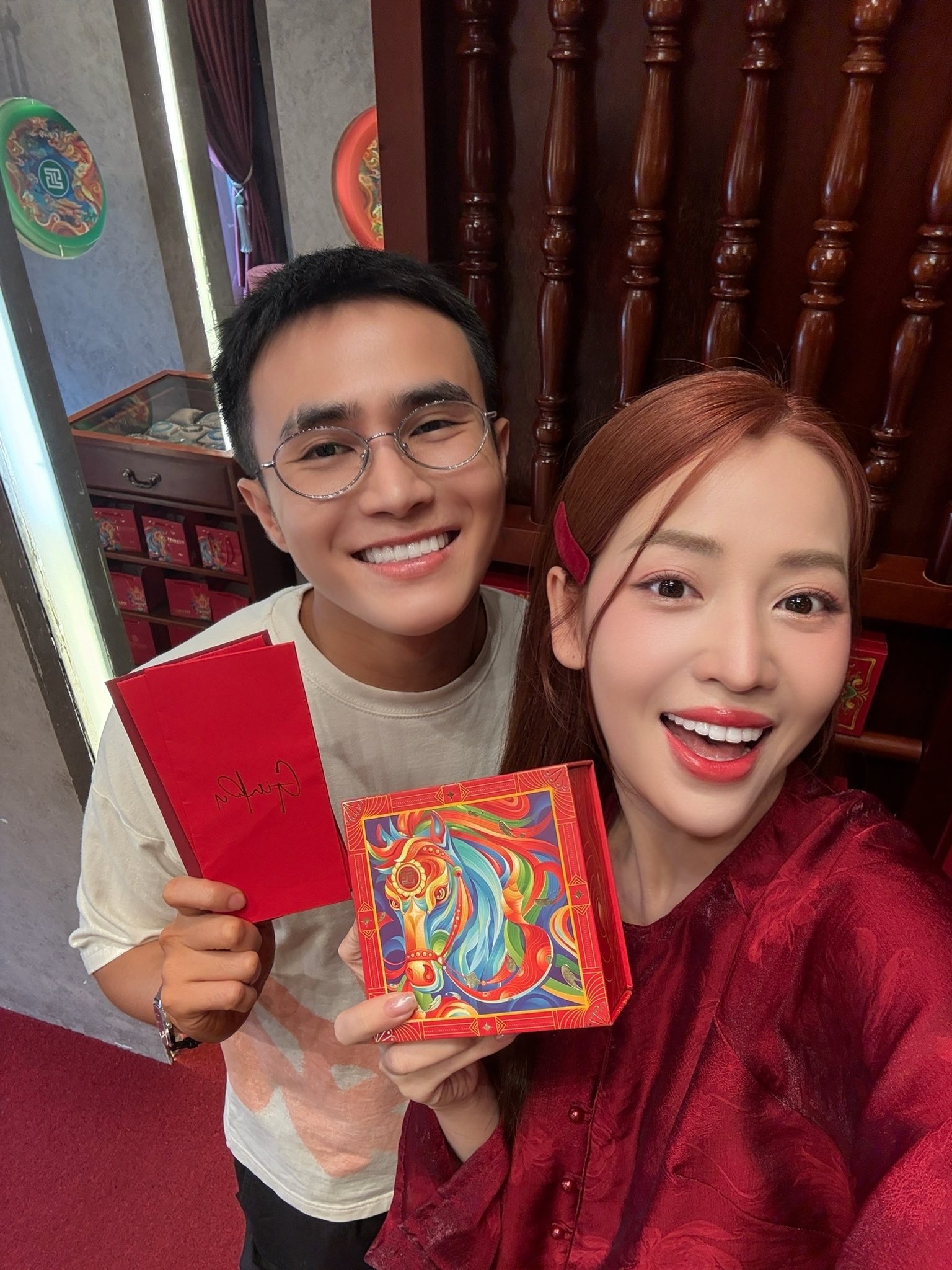 Showbiz Việt ng&agrave;y V&iacute;a Thần t&agrave;i: Lan Ngọc tặng v&agrave;ng, 1 sao nữ d&acirc;ng m&acirc;m c&uacute;ng to&agrave;n tiền v&agrave;ng g&acirc;y cho&aacute;ng! - Ảnh 3.