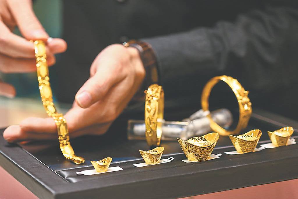 T&ocirc;i từng tranh c&atilde;i với mẹ v&igrave; chuyện mua v&agrave;ng ng&agrave;y v&iacute;a Thần T&agrave;i v&agrave; hiểu ra khoảng c&aacute;ch thế hệ trong c&aacute;ch nh&igrave;n tiền bạc- Ảnh 2.