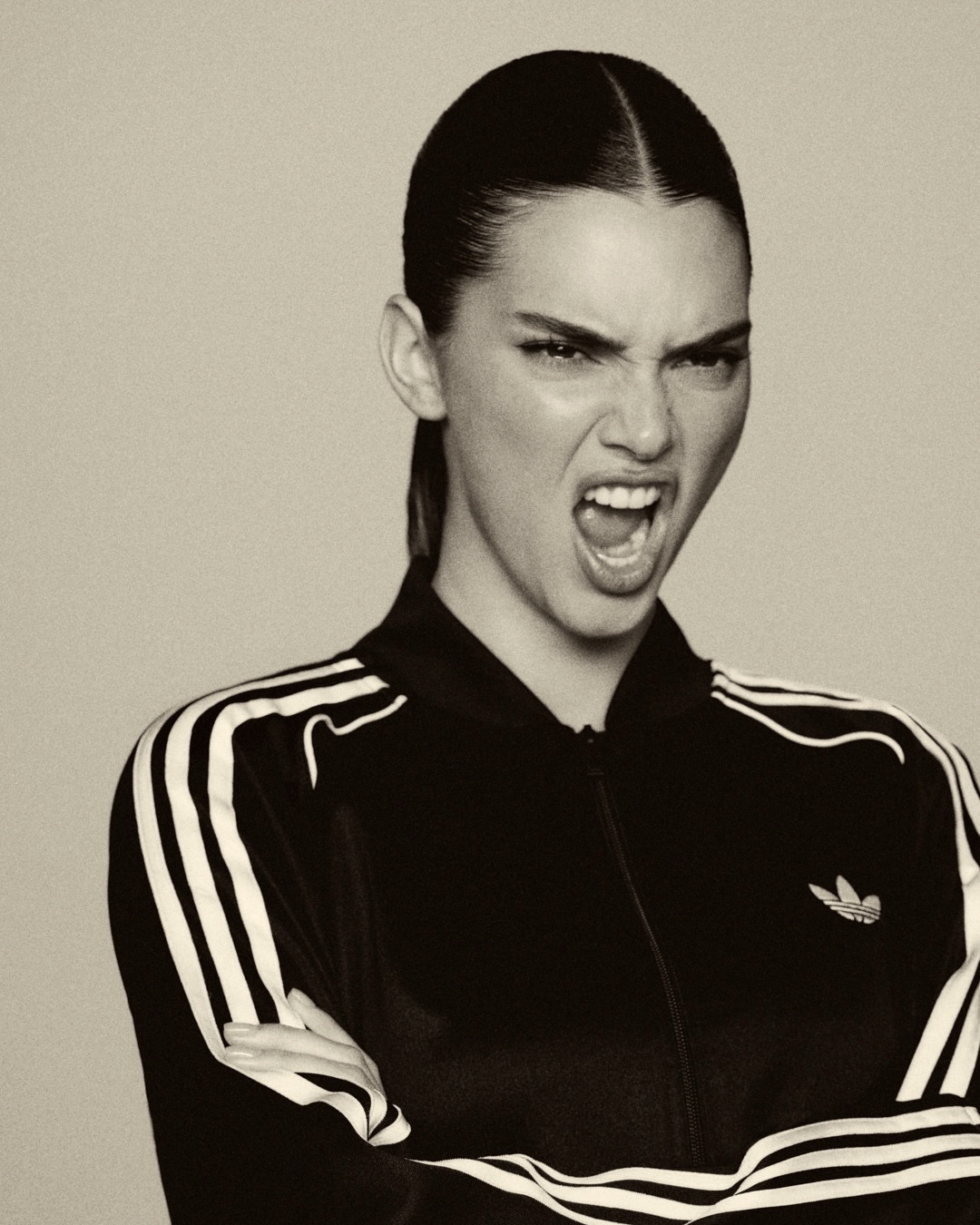 Tội nghiệp adidas: Mang tiền tấn rước siêu mẫu đắt giá Kendall Jenner về để bị chê thậm tệ- Ảnh 3. Tội nghiệp adidas: Mang tiền tấn rước siêu mẫu đắt giá Kendall Jenner về để bị chê thậm tệ- Ảnh 3.