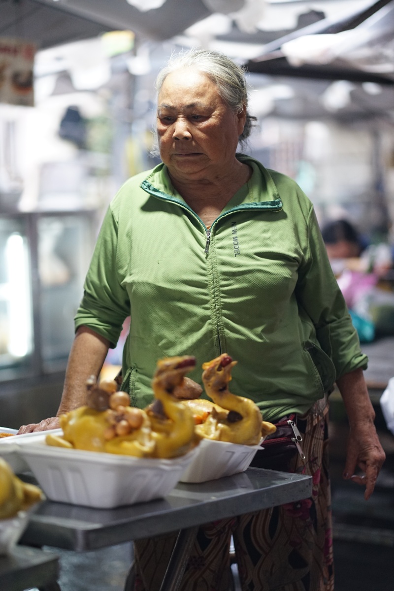 Chợ &ldquo;nh&agrave; gi&agrave;u&rdquo; của người Hoa s&aacute;ng v&iacute;a Thần T&agrave;i: Kh&ocirc;ng phải v&agrave;ng hay c&aacute; l&oacute;c, người d&acirc;n nườm nượp xếp h&agrave;ng mua một loại b&aacute;nh "đại ph&aacute;t đại t&agrave;i"- Ảnh 9.
