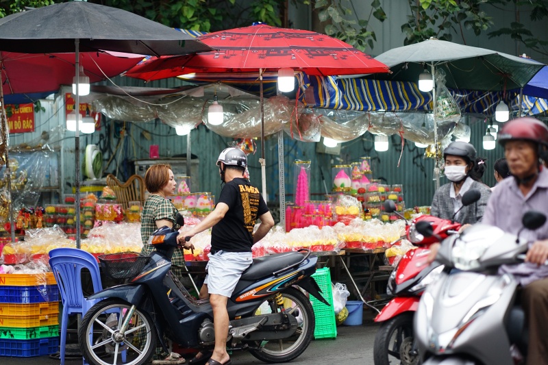 Chợ &ldquo;nh&agrave; gi&agrave;u&rdquo; của người Hoa s&aacute;ng v&iacute;a Thần T&agrave;i: Kh&ocirc;ng phải v&agrave;ng hay c&aacute; l&oacute;c, người d&acirc;n nườm nượp xếp h&agrave;ng mua một loại b&aacute;nh "đại ph&aacute;t đại t&agrave;i"- Ảnh 4.