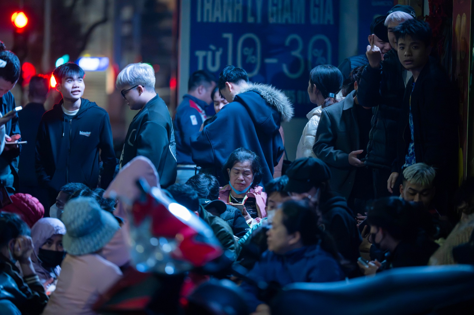 Ng&agrave;y V&iacute;a Thần T&agrave;i: Kh&aacute;ch đội mưa xếp h&agrave;ng hơn 10 tiếng chờ mua v&agrave;ng, xuất hiện thiết bị đặc biệt tại cửa h&agrave;ng Trần Nh&acirc;n T&ocirc;ng- Ảnh 5.