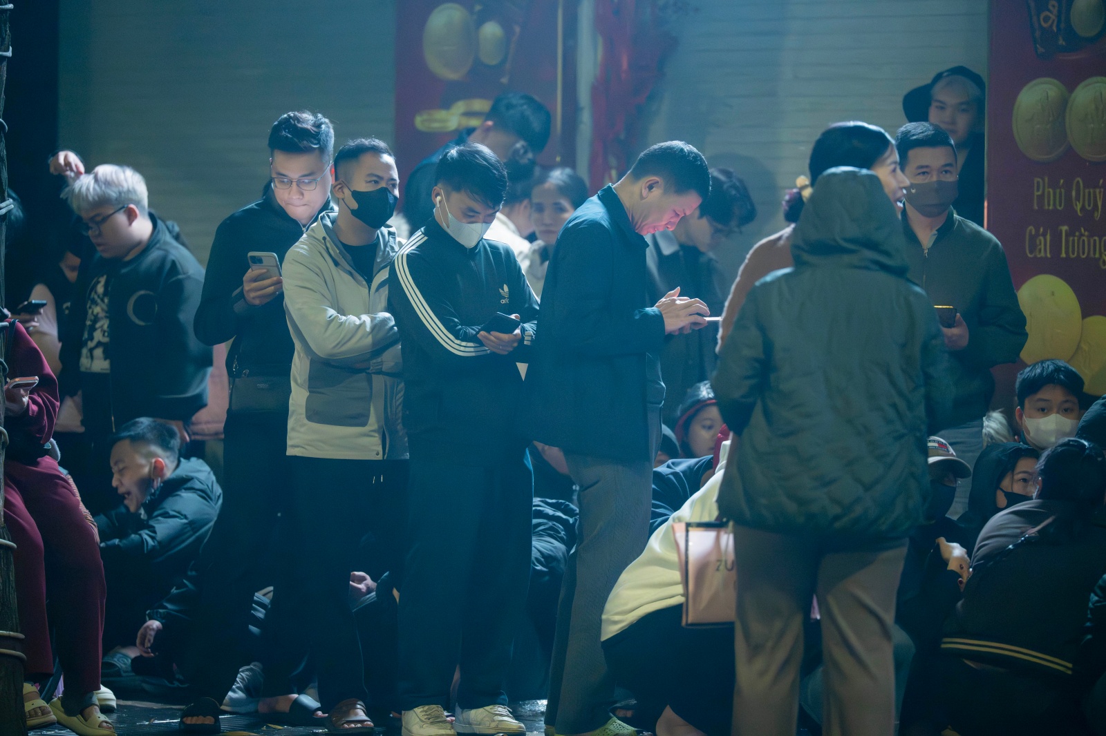 Ng&agrave;y V&iacute;a Thần T&agrave;i: Kh&aacute;ch đội mưa xếp h&agrave;ng hơn 10 tiếng chờ mua v&agrave;ng, xuất hiện thiết bị đặc biệt tại cửa h&agrave;ng Trần Nh&acirc;n T&ocirc;ng- Ảnh 6.