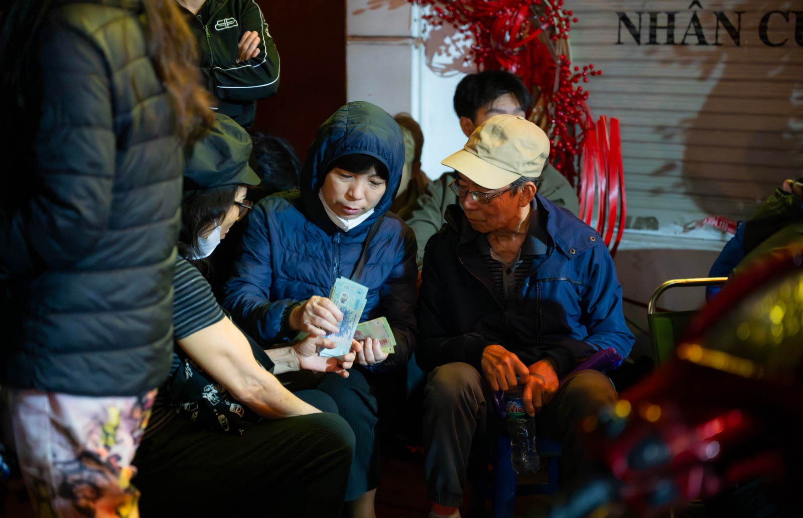 Ng&agrave;y V&iacute;a Thần T&agrave;i: Kh&aacute;ch đội mưa xếp h&agrave;ng hơn 10 tiếng chờ mua v&agrave;ng, xuất hiện thiết bị đặc biệt tại cửa h&agrave;ng Trần Nh&acirc;n T&ocirc;ng- Ảnh 3.