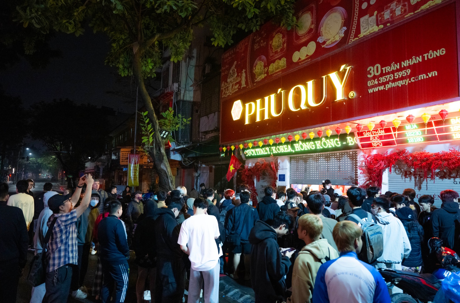 Ng&agrave;y V&iacute;a Thần T&agrave;i: Kh&aacute;ch đội mưa xếp h&agrave;ng hơn 10 tiếng chờ mua v&agrave;ng, xuất hiện thiết bị đặc biệt tại cửa h&agrave;ng Trần Nh&acirc;n T&ocirc;ng- Ảnh 1.