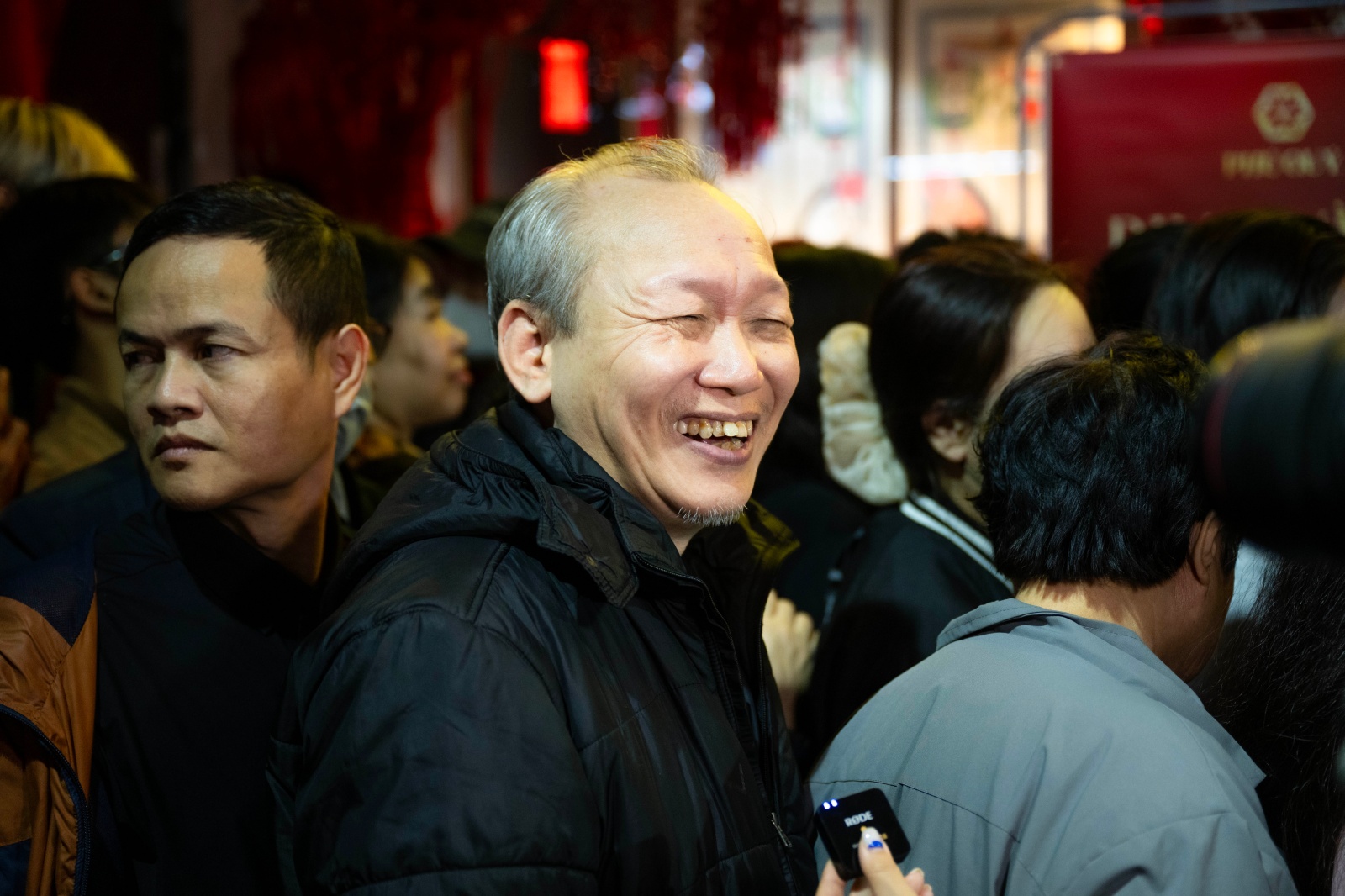 Ng&agrave;y V&iacute;a Thần T&agrave;i: Kh&aacute;ch đội mưa xếp h&agrave;ng hơn 10 tiếng chờ mua v&agrave;ng, xuất hiện thiết bị đặc biệt tại cửa h&agrave;ng Trần Nh&acirc;n T&ocirc;ng- Ảnh 8.