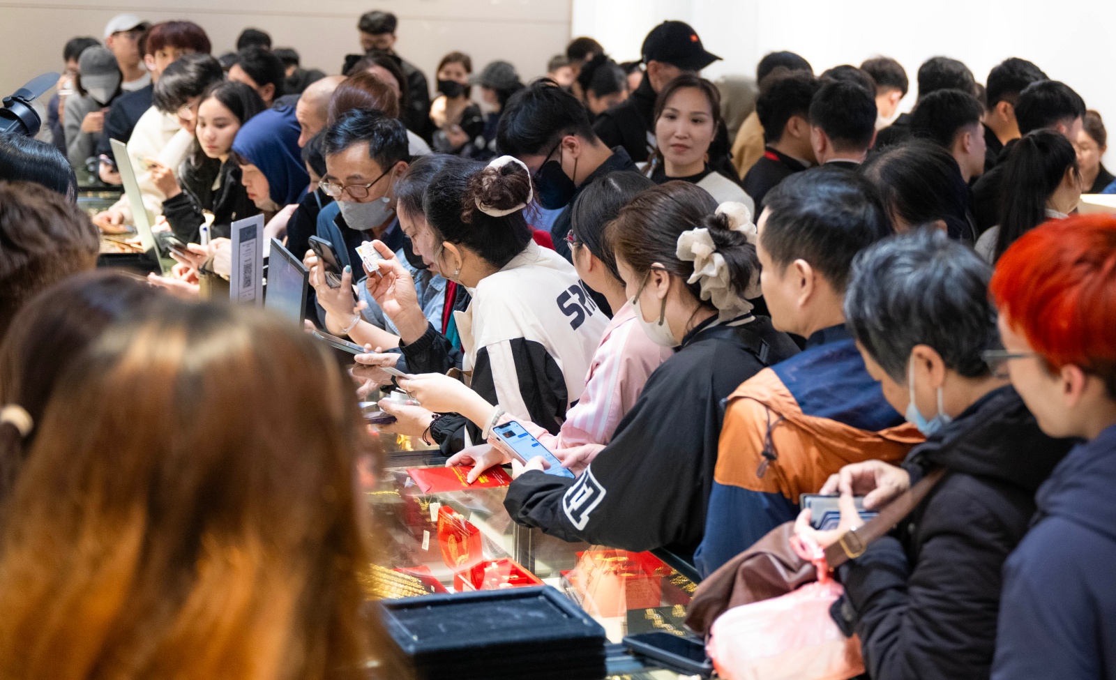 Ng&agrave;y V&iacute;a Thần T&agrave;i: Kh&aacute;ch đội mưa xếp h&agrave;ng hơn 10 tiếng chờ mua v&agrave;ng, xuất hiện thiết bị đặc biệt tại cửa h&agrave;ng Trần Nh&acirc;n T&ocirc;ng- Ảnh 13.